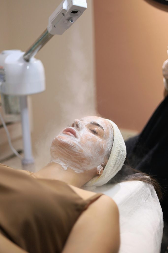 Microneedling Behandlung für frischen Glow